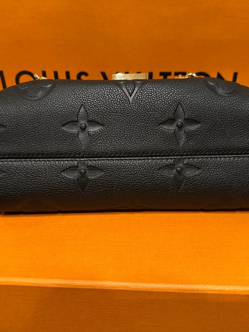 Louis Vuitton Favorite Shoulder Bag Black Leather - Picture 6 of 7